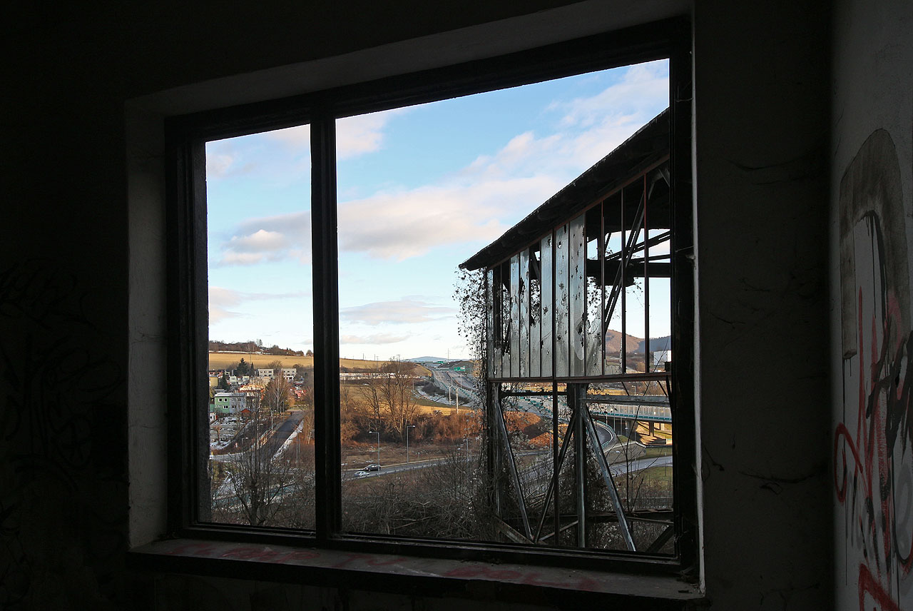 Na trase lanovky dlouhé 4187 m bylo 33 stožárů, které poskytovaly podporu 164 vozíkům o objemu 0,8 m<sup>3</sup> (1,0 m<sup>3</sup> od roku 1970).