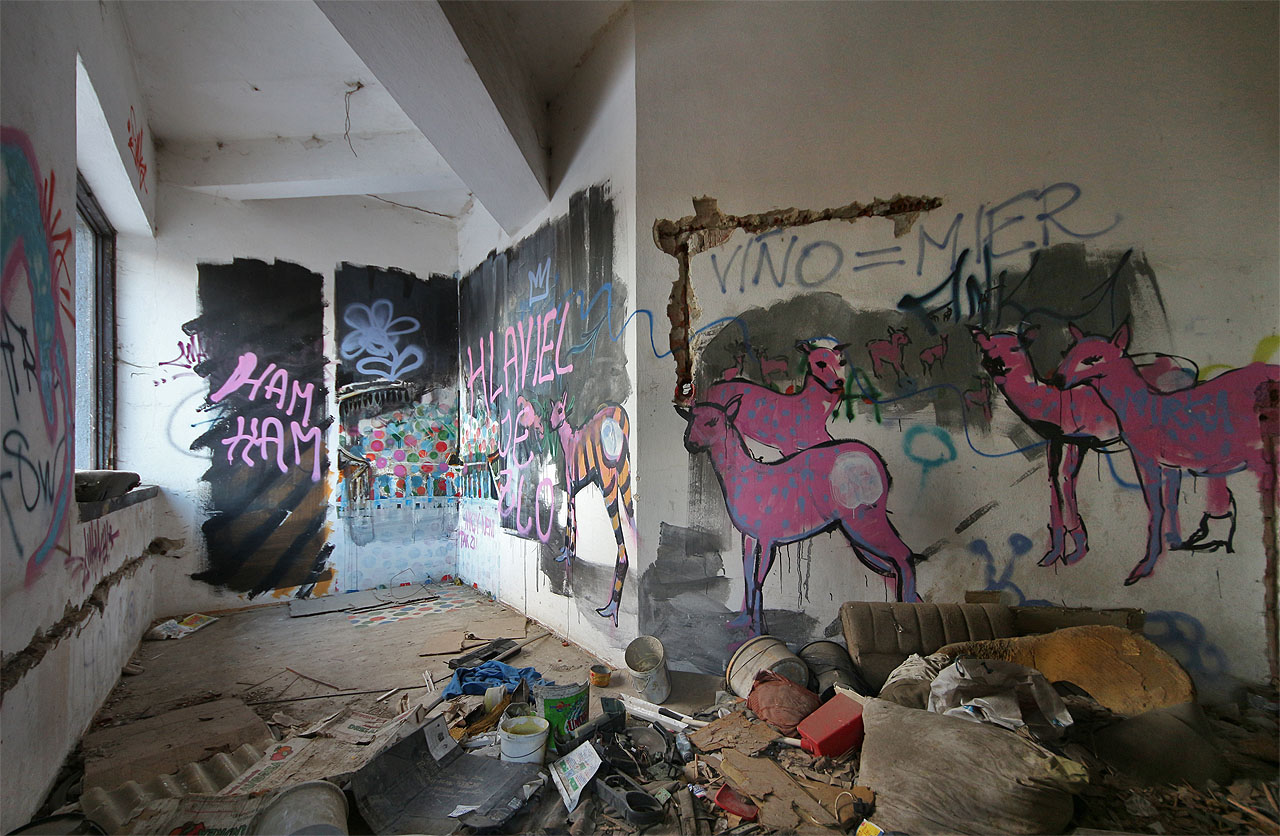 Fialová srnka pije asfalt z hrnka?