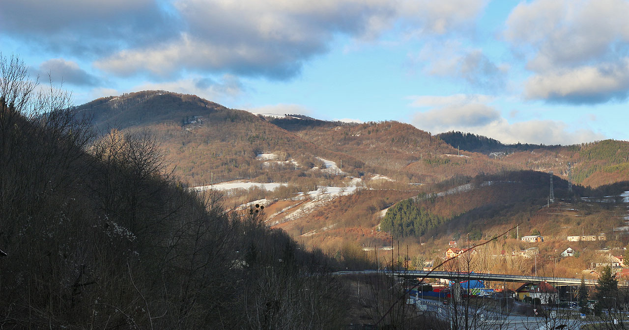 Pohled na sever na vrchol Horný diel vysoký 995 m. Níže po jeho úbočí šplhá k Harmanci známá železniční trať.