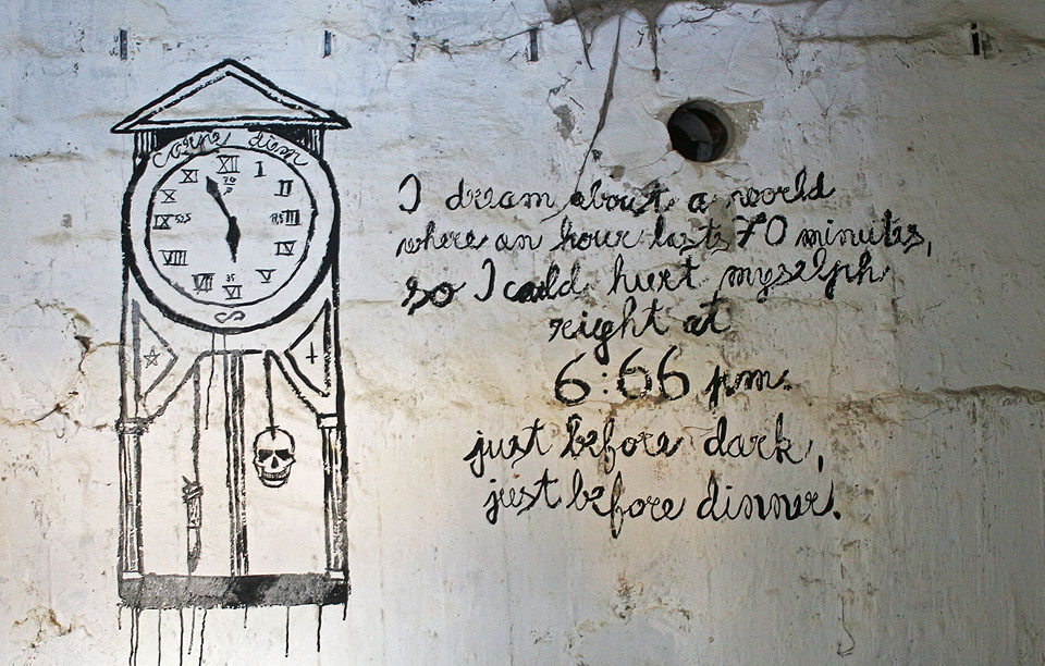 Část opuštěných budov pomalovali sprejeři, kteří se poněkud lacině pokoušeli vyvolat dojem jakéhosi kultu sebepoškozování.