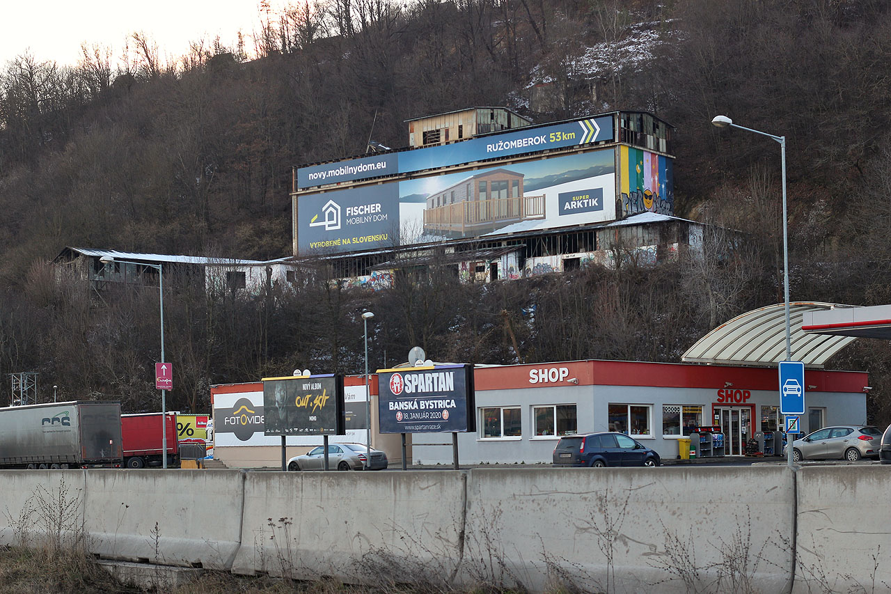 Fasáda budvy lanovky pak posloužila jako plocha pro reklamní poutače.