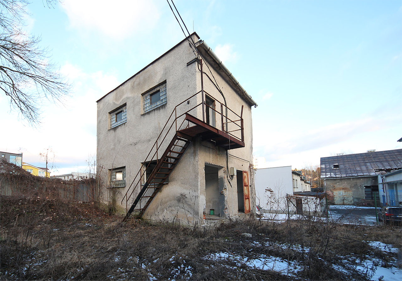 Chátrající objekt ukrývá budovy různého stáří.