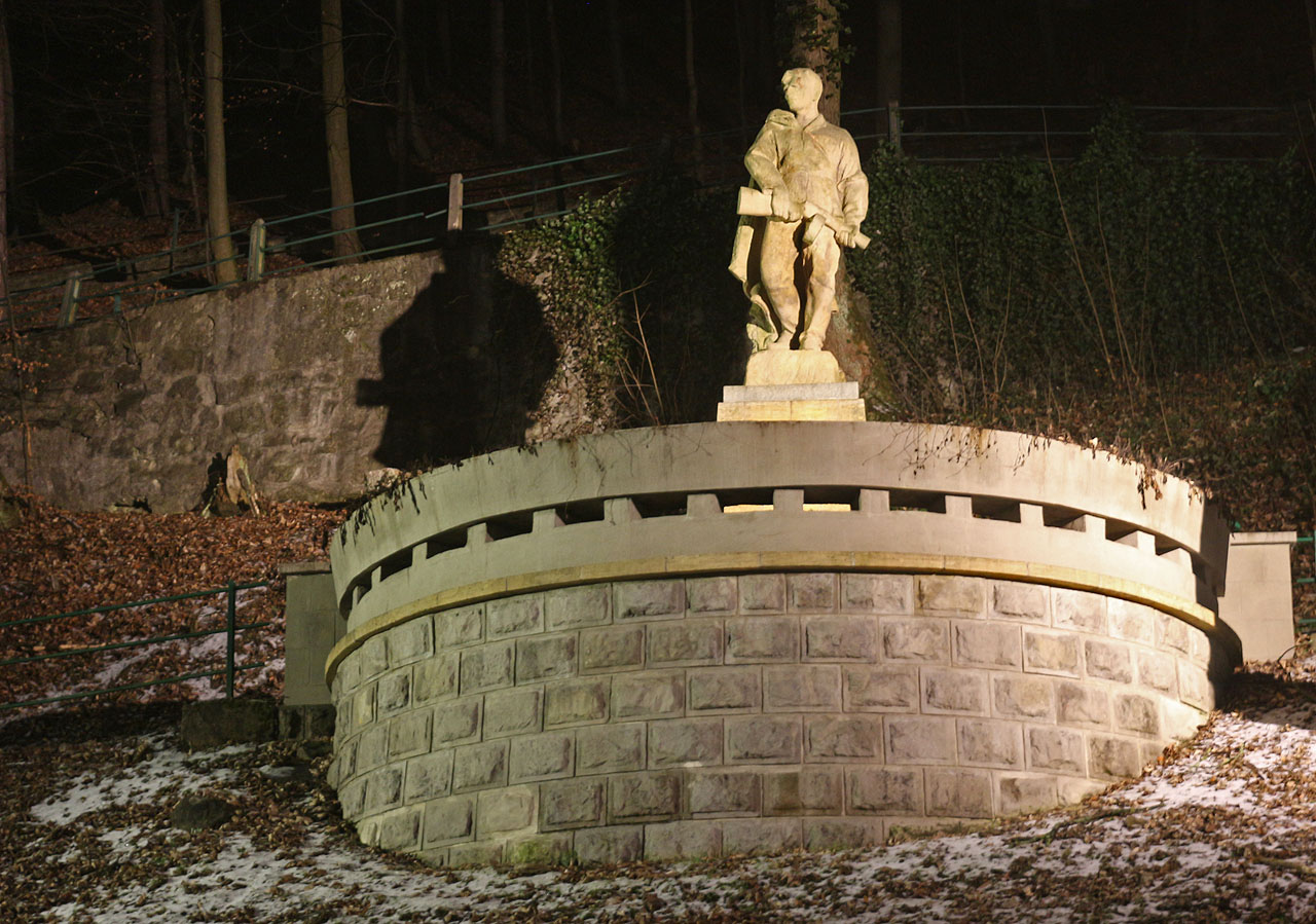 Nad Bystricí se skví socha partyzána od Karola Dúbravského z roku 1964. My jen kyneme na pozdrav a stoupáme nahoru po lesní cestě na kopec Urpín.