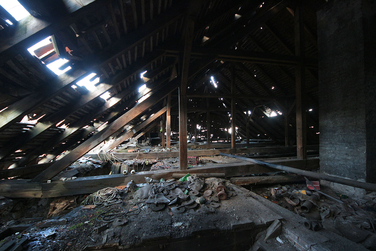 Nakouknout dovnitř se dá nejjednodušeji střechou. Také v Banské Bystrici si svojí průmyslové historie nijak zvlášť neváží a proto čeká budova hamru na svůj neblahý osud.