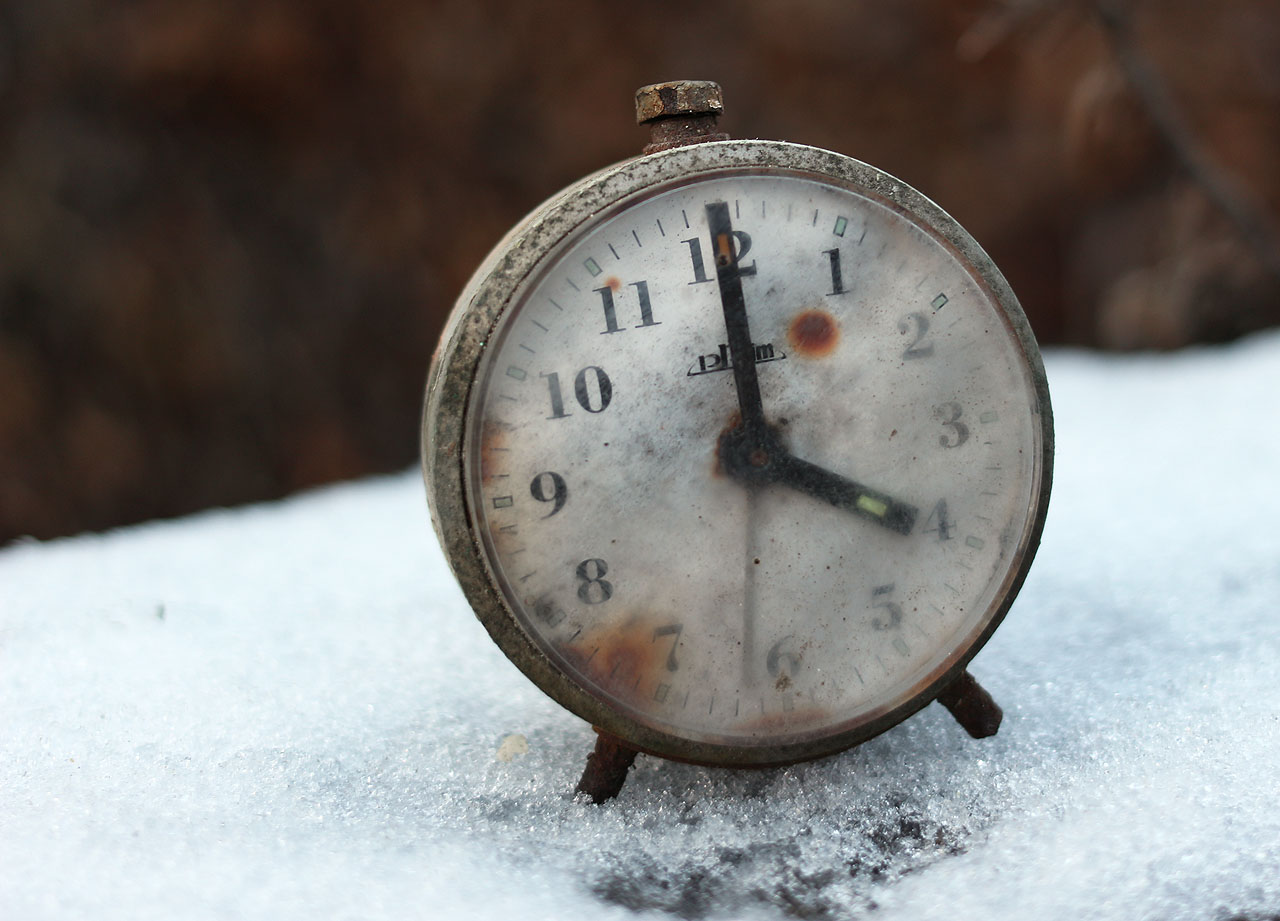 Z výroby mědi tady už mnoho nezbylo, ale nacházíme rozkošný budík značky Prim.