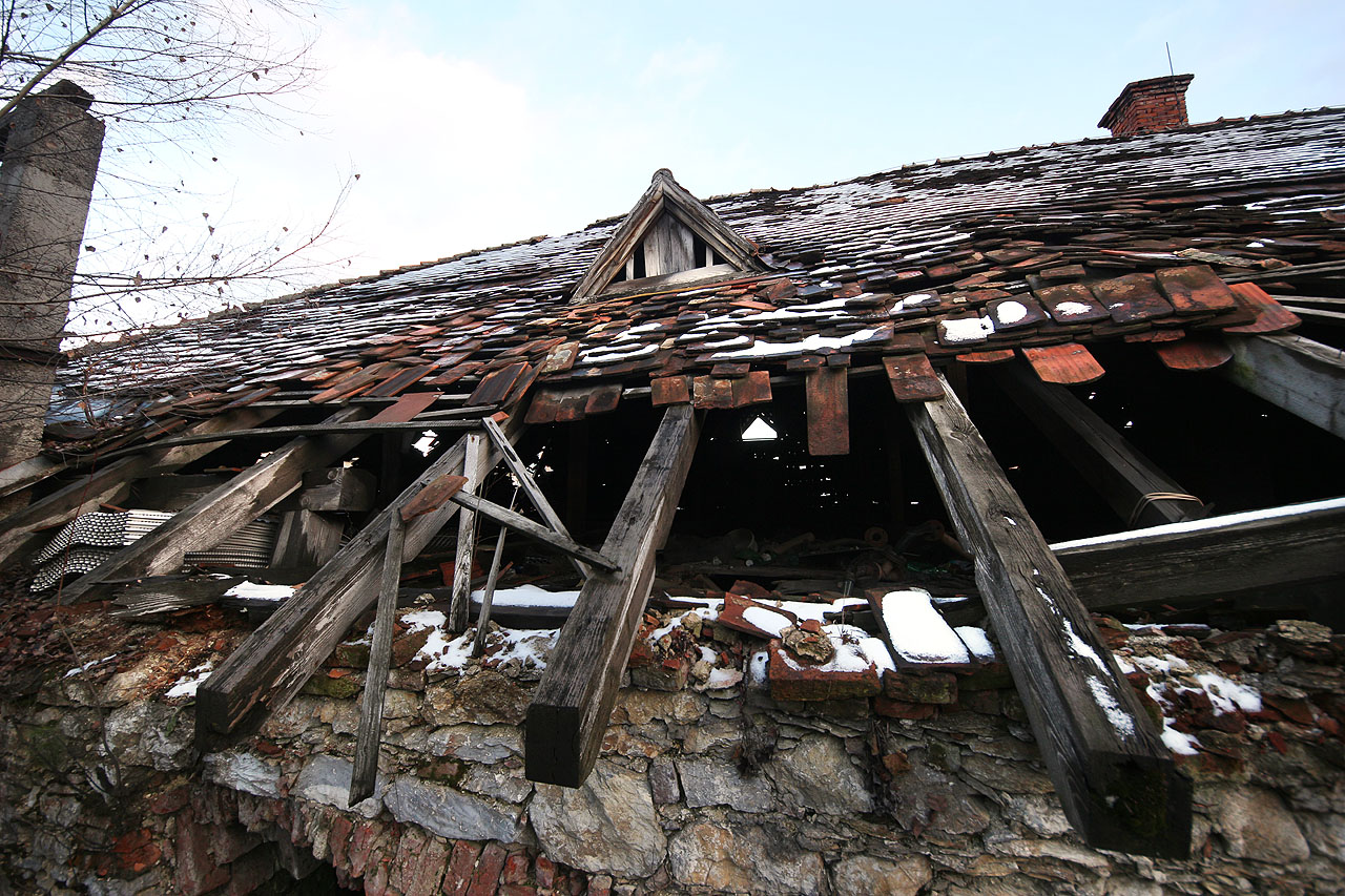 Kamenné zdivo a tašky bobrovky přímo čiší historií a atmosférou uherských průmyslových staveb ranného novověku.