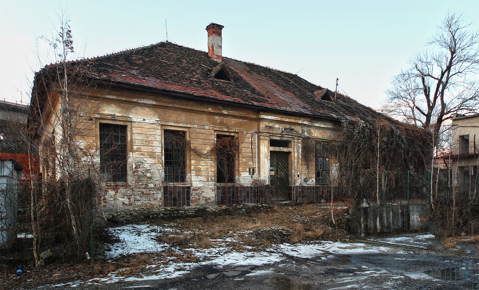 Jedna z posledních a notně strádajících budov měděného hamru.