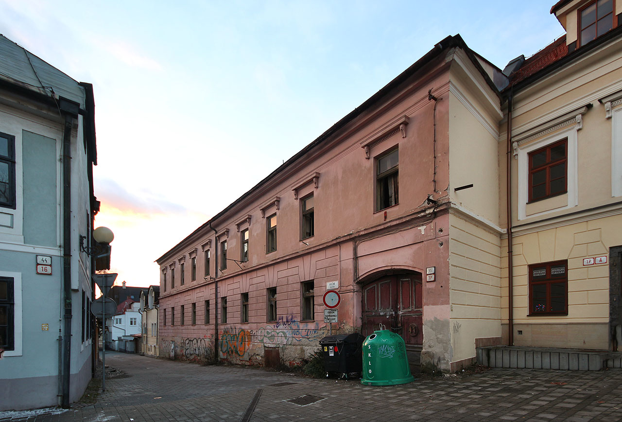 Za soumraku se vracíme do města. Čeká nás náš dnešní poslední průzkum, opuštěný bytový dům na Krížne ulici 17.