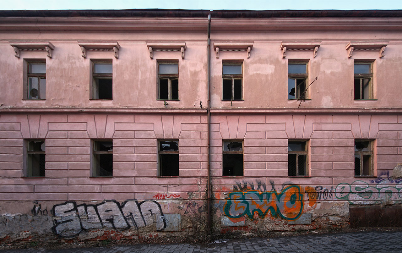 Fasáda zmírajícího domu.