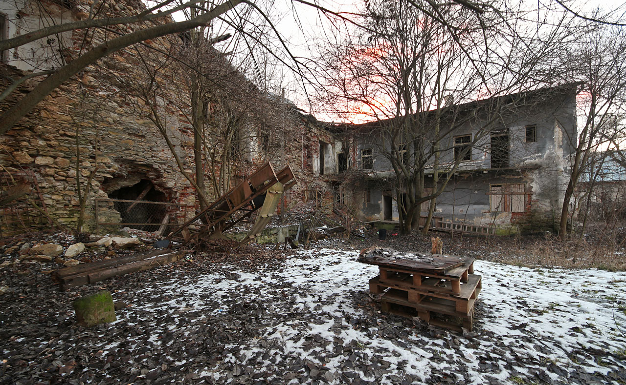 Vstup je tentokrát zajištěn ze dvora po tlejícím pásu stavebního dopravníku.