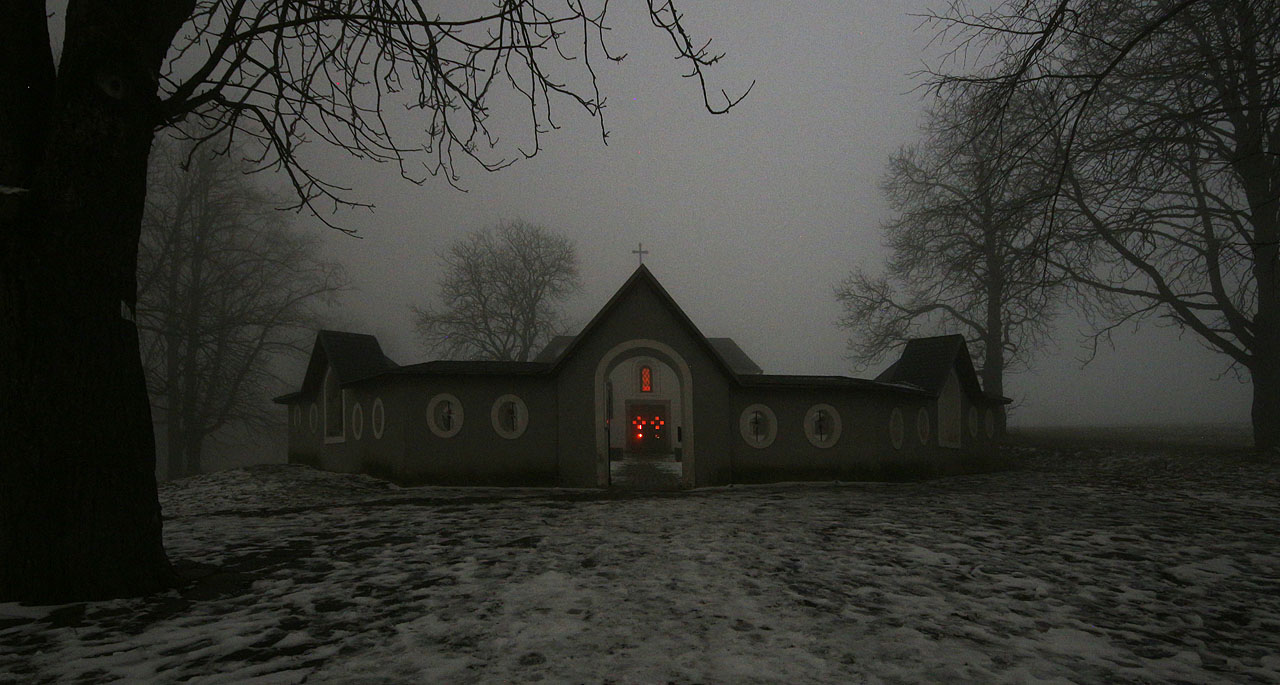 Naším cílem je tajemný kostelík povýšení svatého kříže, který v mlze a tmě působí všelijak, jen ne mírumilovně.