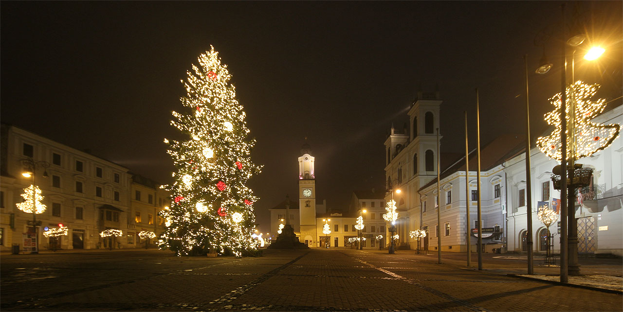 V pátek jsme ještě stihli rychlou prohlídku centra města s vánočním stromem na náměstí.