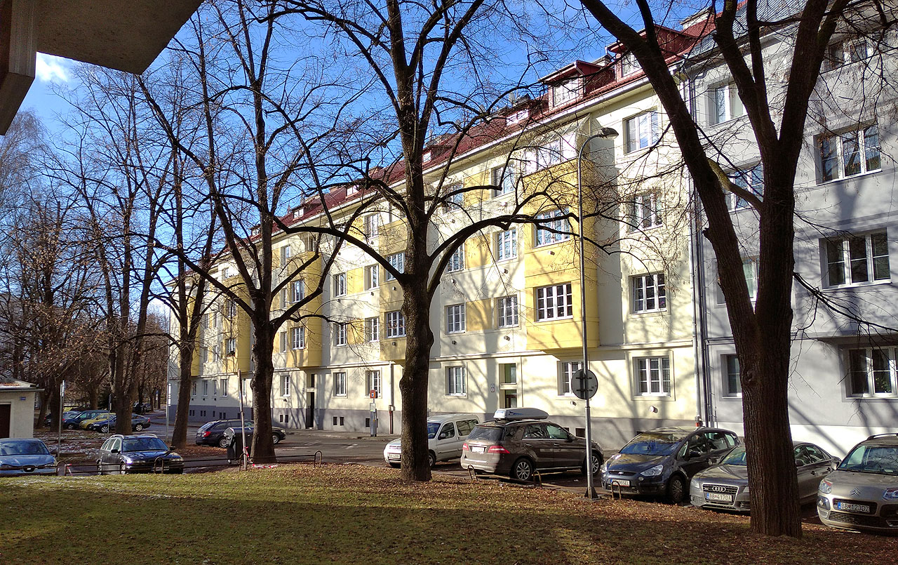 Bydlení jsme díky Veje s Lenkou měli zajištěné v krásné prvorepublikové ulici Československej armády.