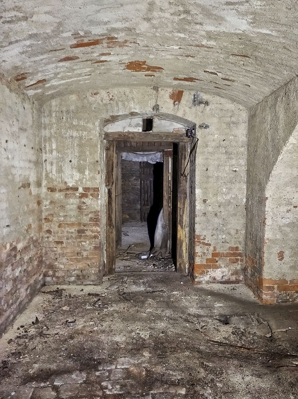 Přeste, že stojí na břehu řeky, má dům dovcela hluboké sklepy. Svitava tu totiž teče v hlubokém, uměle vyhloubeném korytě, vybudovaném v 1. polovině 19. století.