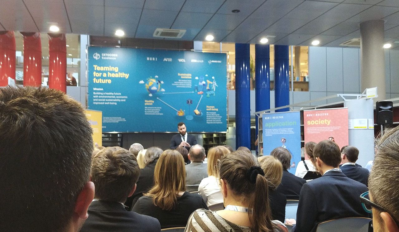 Překvapivě svižný proslov, který ve mně zanechal výjímečně pozitivní dojem stran českých ministerstev přednesl náměstek ministra školství, mládeže a tělovýchovy Pavel Doleček.