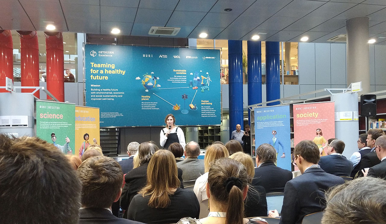 Všechny řečníky ovšem jednoznačně zastínila ředitelka Recetoxu Jana Klánová, která za úspěšným získáním projektu pro Recetox stojí. Přiměřeně kritický, ale především jasný a konstruktivní projev byl vzpruhou mezi spíše formálními řečmi.