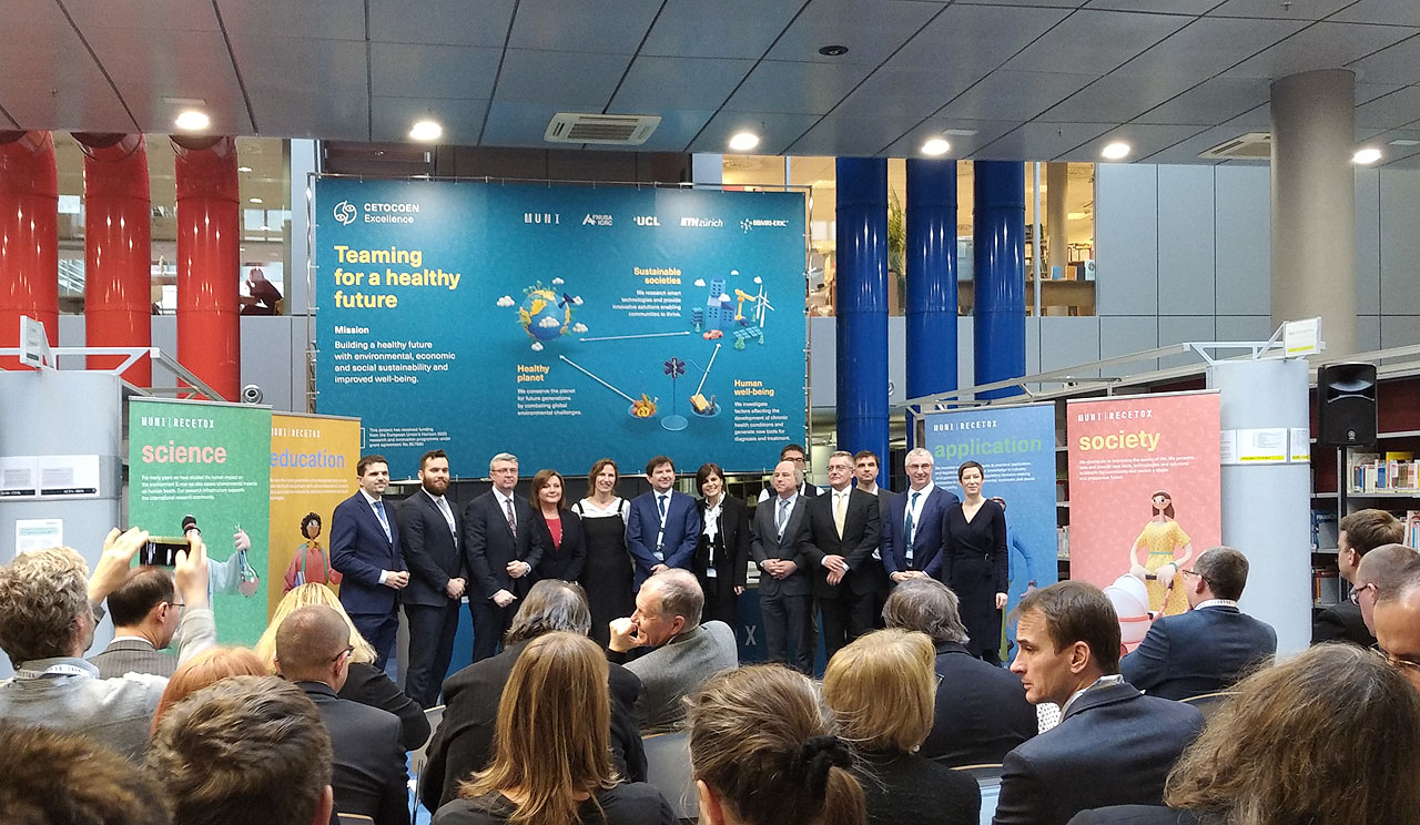 Na kampusu bylo dnes rušno. V rámci zahájení projektu Teaming na společné fotce zapózovali náměstek primátorky města Brna Petr Hladík, náměstek ministra školství Pavel Doleček, ministr průmyslu a obchodu Karel Havlíček, ministryně financí Alena Schillerová, ředitelka Recetoxu Jana Klánová, rektor MU Martin Bareš, ředitelka Evropské komise pro výzkum a inovace Anna Panagopoulou, ředitel Mezinárodního centra klinického výzkumu Gorazd B. Stokin, ředitel institutu pro chemii a bioinženýring na ETH Andrew deMello, zástupce Světové zdravotnické organizace pro Českou republiku Srđan Matić, manažer ochrany dat biobank Petr Holub, náměstek hejtmana Jihomoravského kraje Jan Vitula a ředitelka Evropského institutu na UCL Uta Staiger.