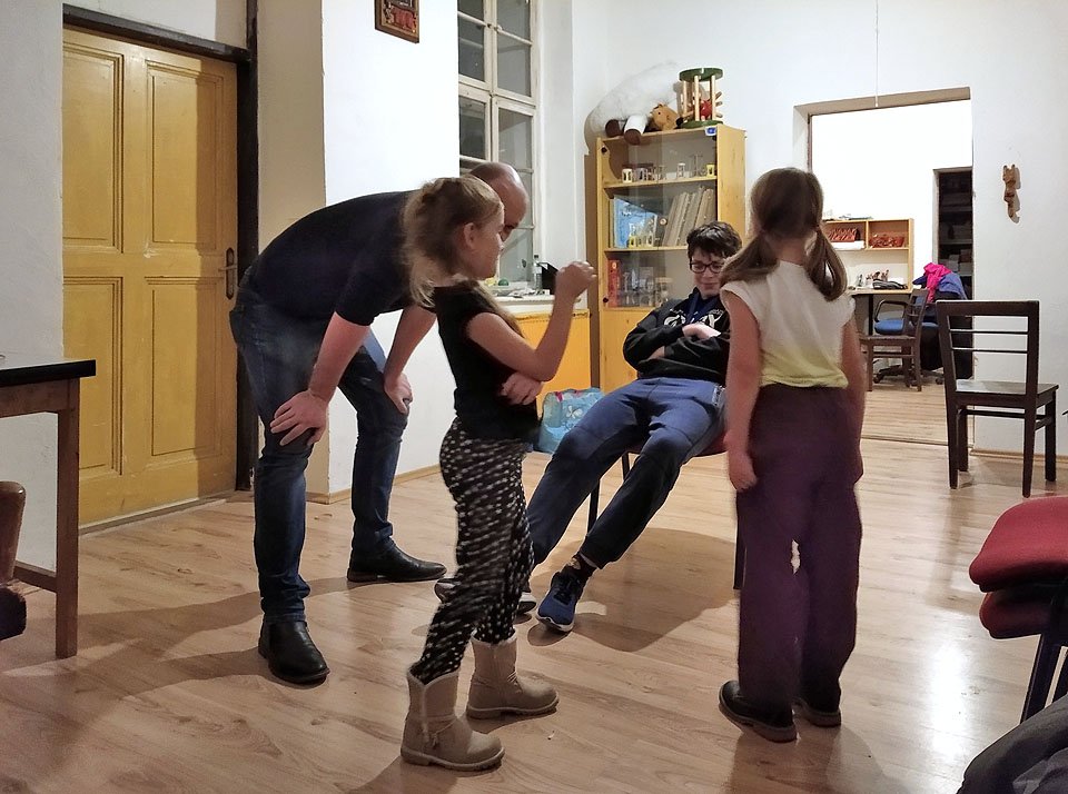 Soki, Rychlonožka a Koblížek se snaží vyloudit úsměv na tváři Vodníka, který má však tvář takřka dokonale koženou.