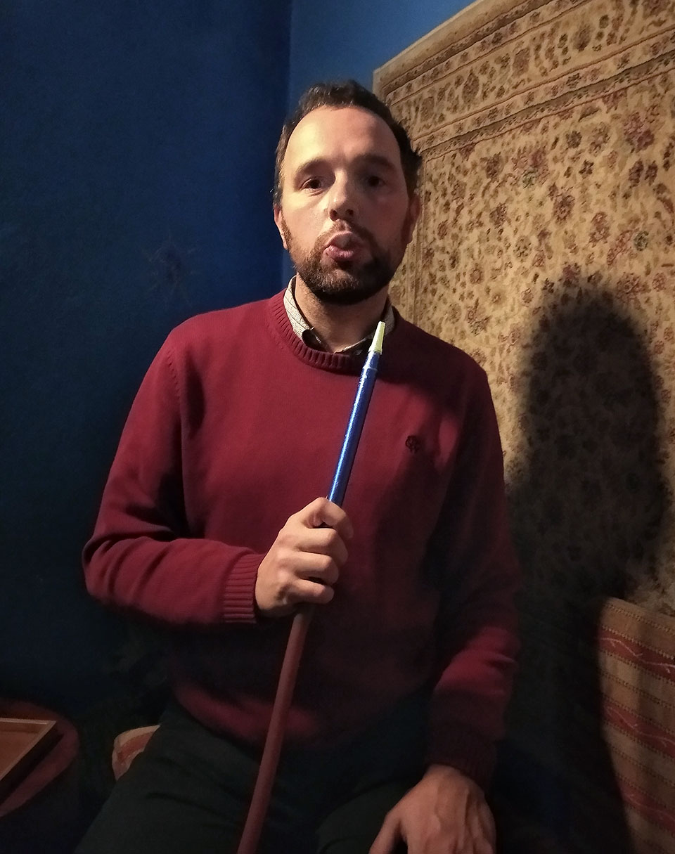 Začali jsme hned po půlnoci v temných sklepeních čajovny Utopia.