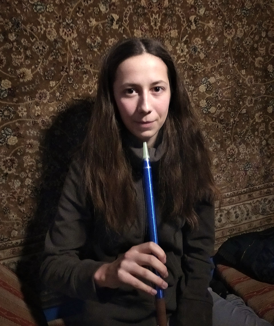 Podařilo se mně tu Doubravku přemluvit, aby si zkusila dát vodní dýmku. Přesto, že jí to maminka zakázala!