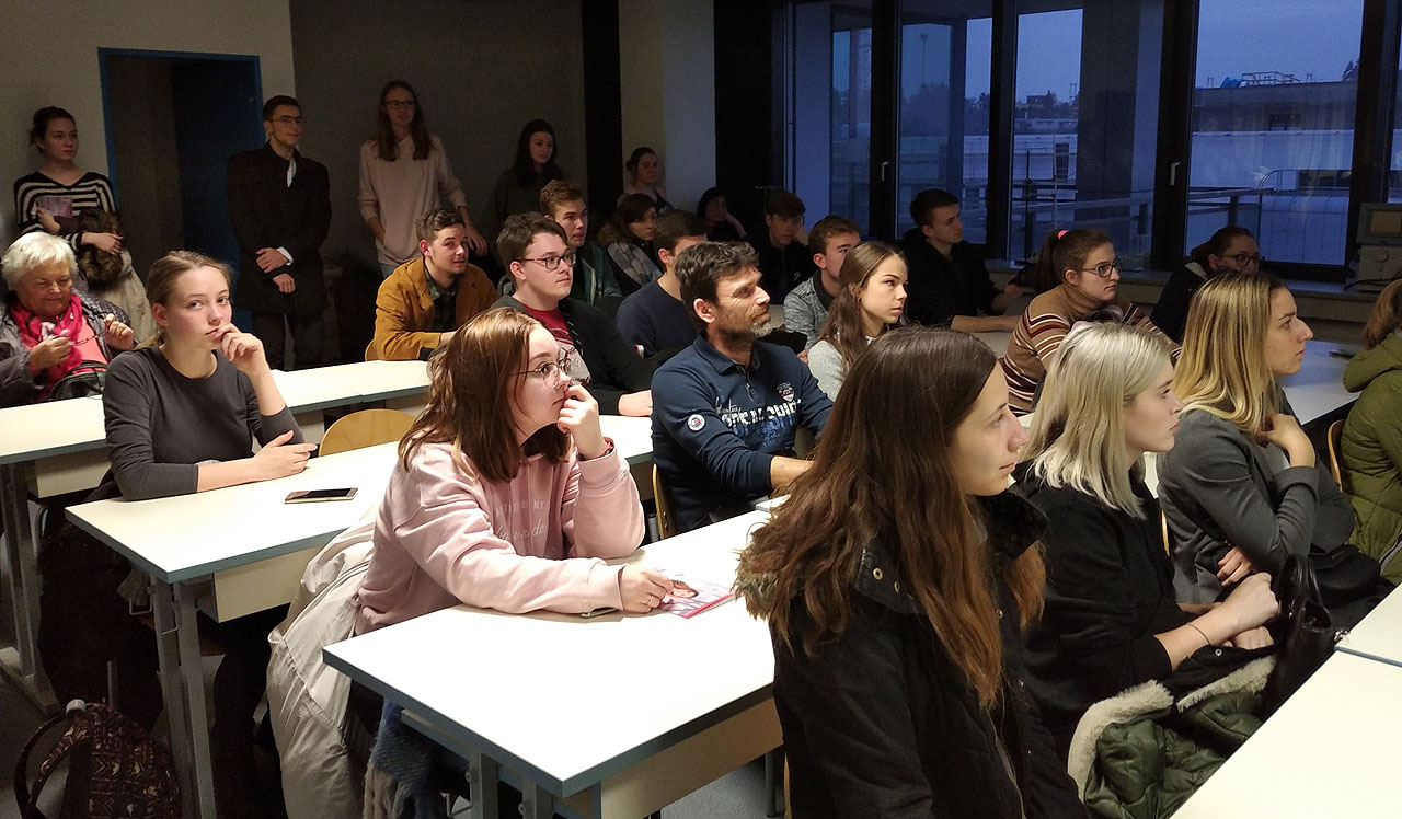 To ale tehdy ještě nikdo netušil a tak jsme strávili odpoledne při naslouchání zajímavých témat vyučujících lékařů.