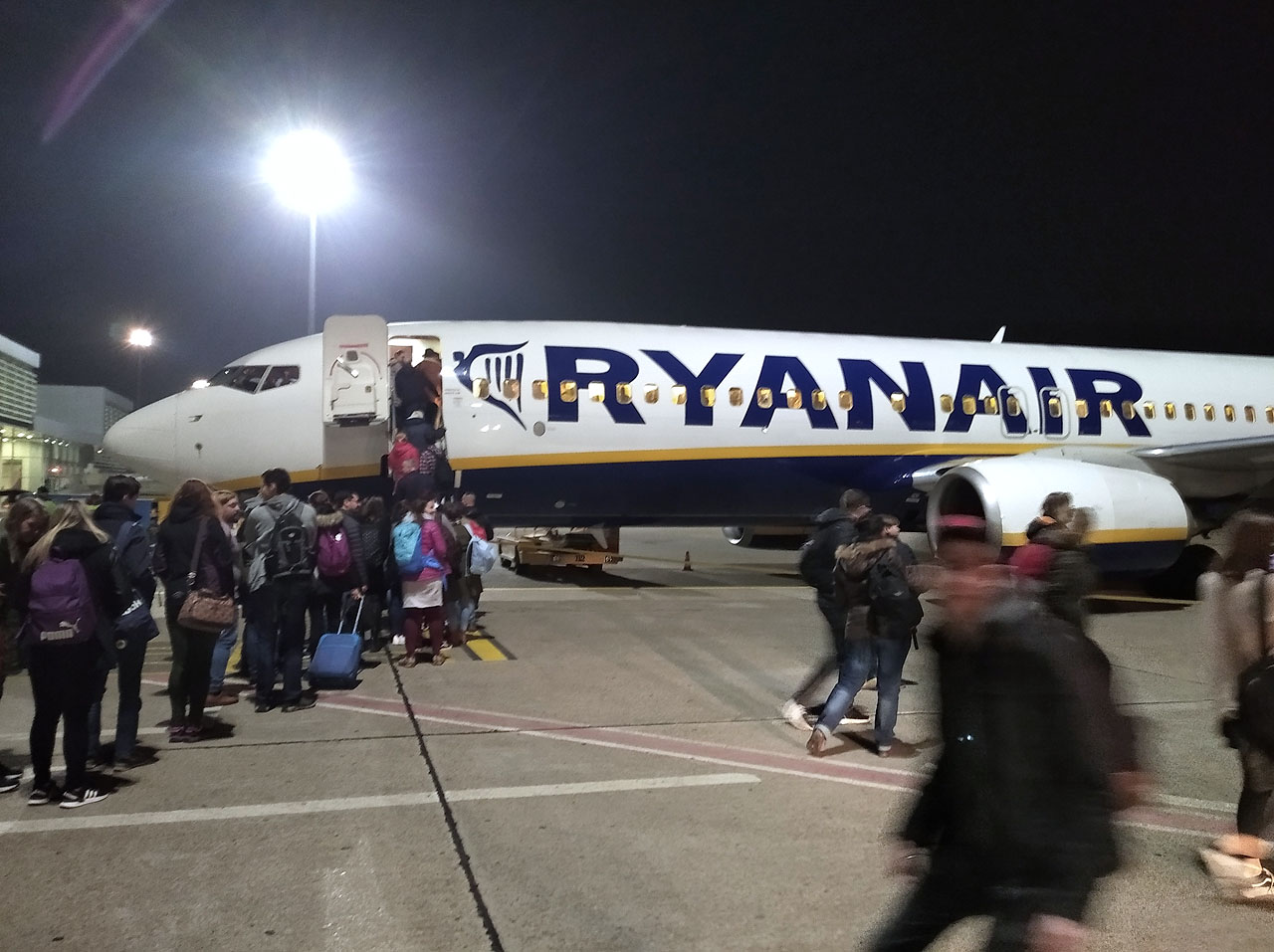 Na cestu jsme se vydali s Ryanairem, klasickým Boeingem 737 z Bratislavy.