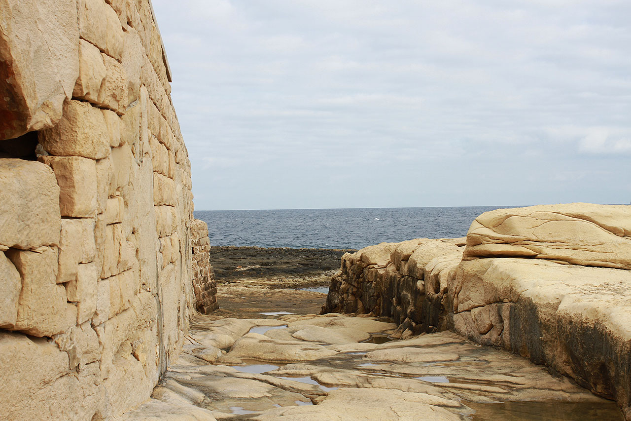 Místy je obtížné určit, kde končí přirozená skála a začíná lidmi postavená zeď.