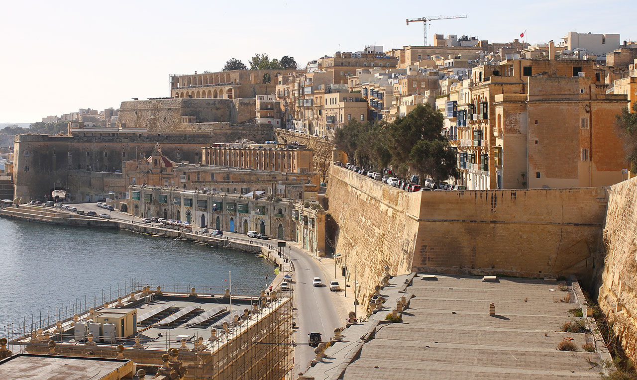 Výhled z dolních barackých zahrad na přístavní ulici s krámky ne nepodobnými těm v portugalském Portu.