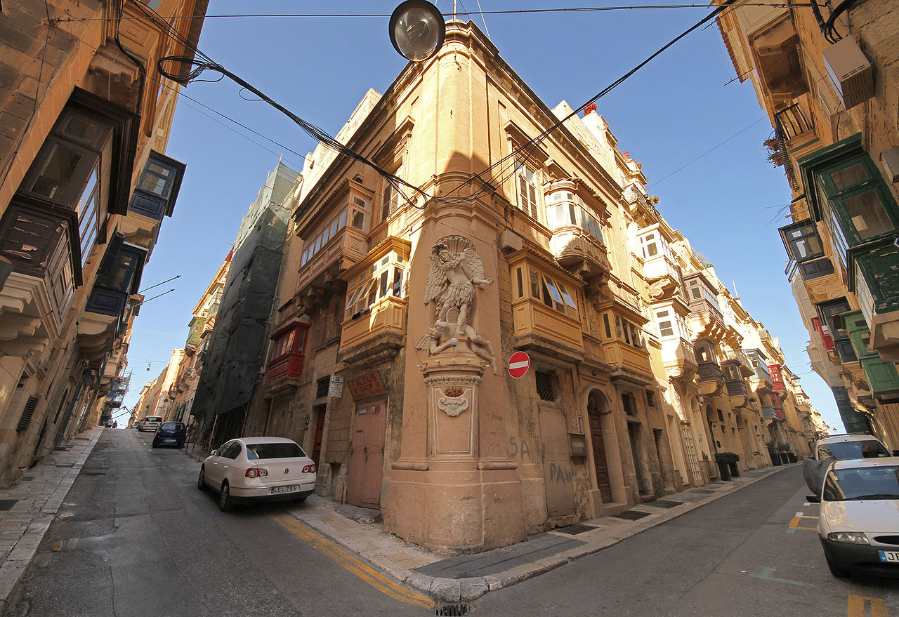 Náš čas se nachýlil. Naposledy nasáváme atmosféru vallettských ulic a míříme po hřebeni poloostrova k autobusovému nádraží.