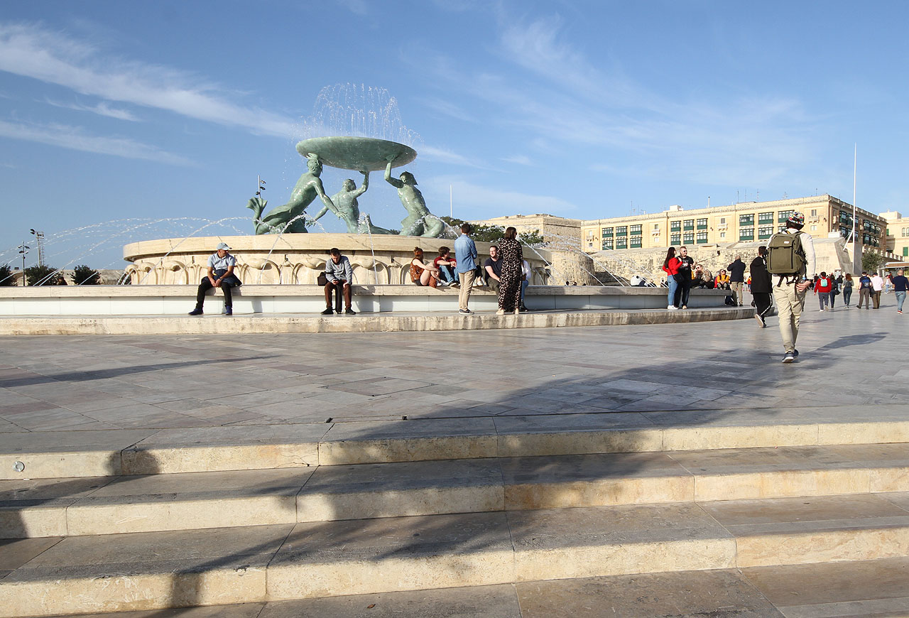 Moderní Tritonova fontána z roku 1959 byla postavena podle návrhu maltského sochaře Chevaliera Vincenta Apapa.