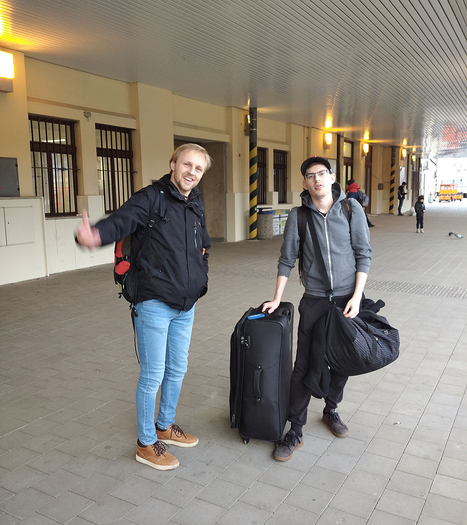 O necelé čtyři dny později se scházíme s Kevinem (zatím) naposledy. Nádraží na Maltě nemají, proto jsme museli vzít zavděk Brnem. S Ondrou Sáňkou se loučíme po dvou a půl letech, kdy byl Kevin naším kolegou, sousedem a kamarádem.