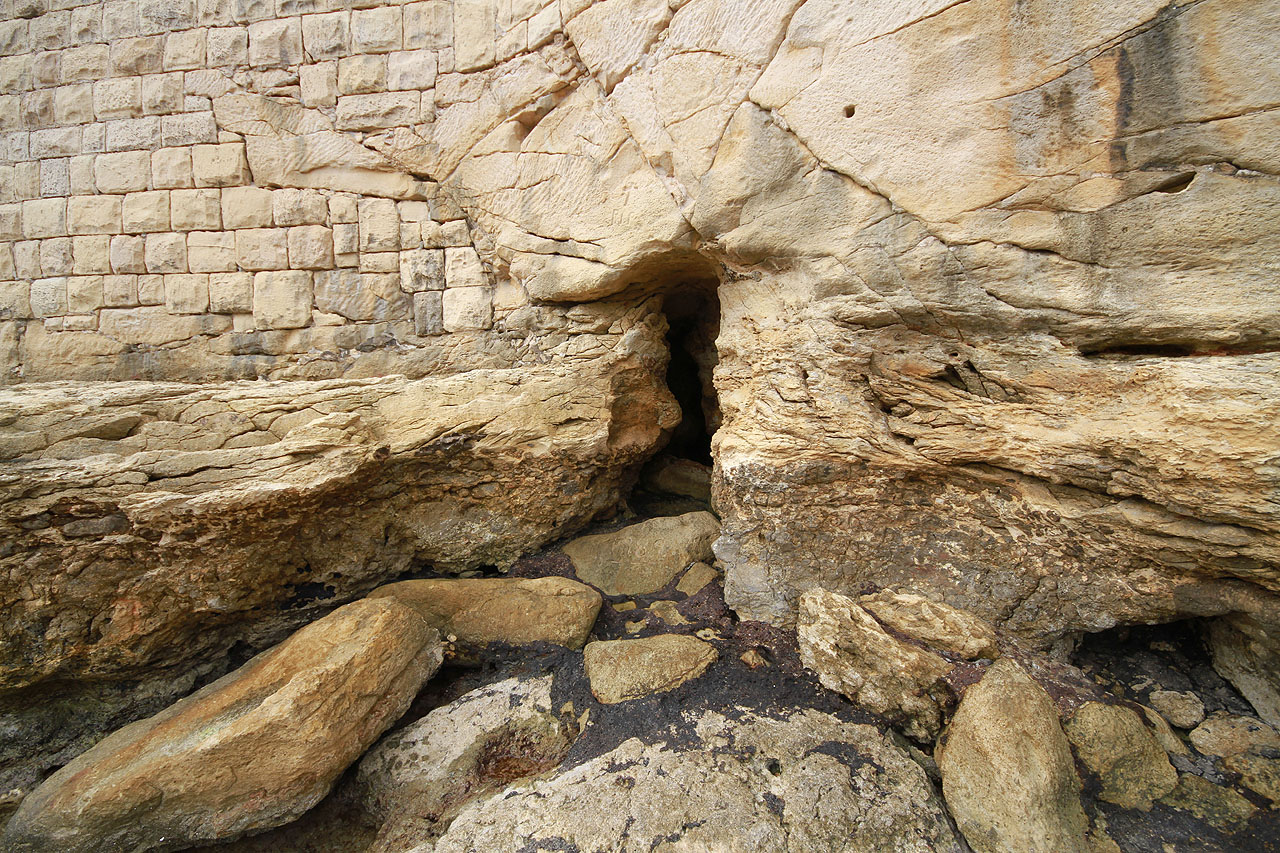 A další otvor, působící snad až poněkud organicky.