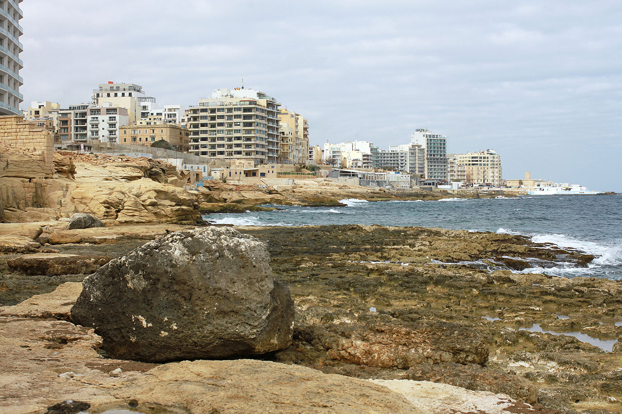 Nakonec jsem došel okolo pevnosti Tigné až téměř k pláži Qui-si-Sana. Přišel čas na snídani a vyzvednout Kevina.