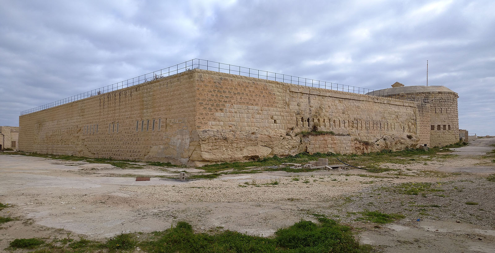 Při cestě zpět jsem zabloudil ve spletitých prostorách pevnosti a musel jsem se spasit útěkem přes plot.