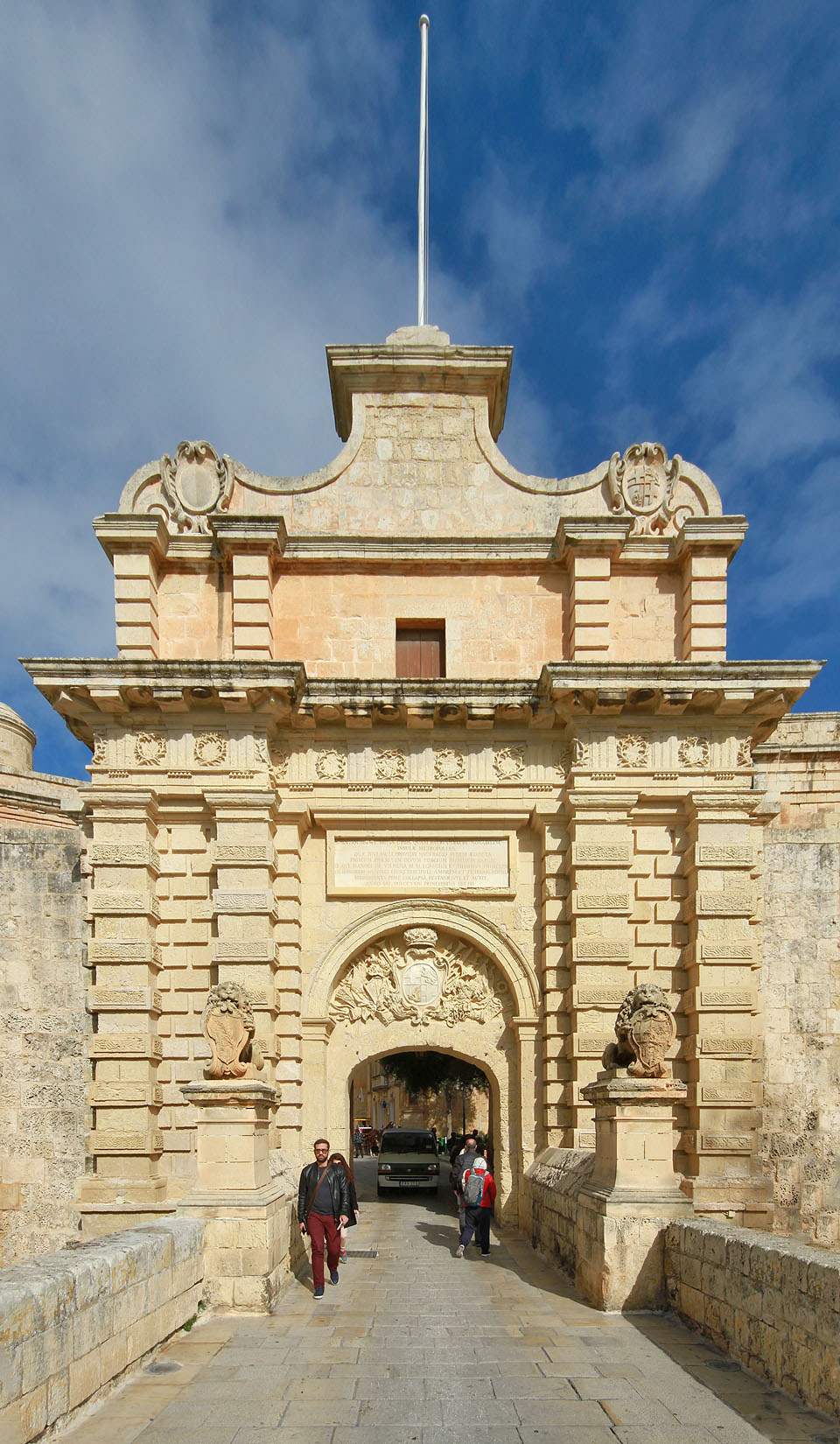 Pevnost a město Mdina bylo mimo jiné koncovou stanicí jediné maltské železnice - úzkokolejky o rozchodu 1000 mm. Koncová stanice se nacházela za tunelem, který procházel vápencovým masivem pod celým městem jako metro.