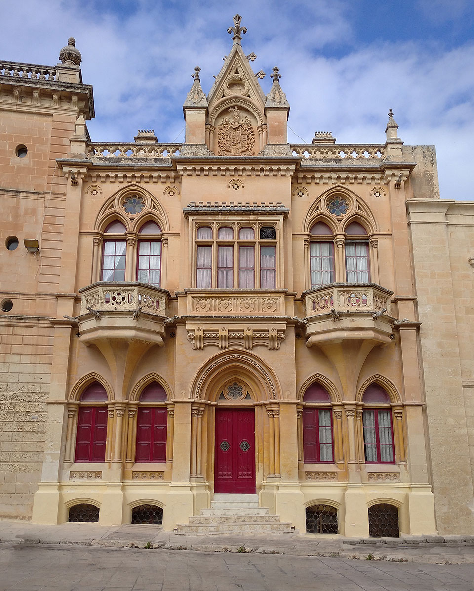 Výstavní domy na Náměstí svatého Pavla jsou z přesných pískovcových bloků docela stejně jako ta nejposlednější chýše na Maltě. Měkkého a dobře opracovatelného kamene je tu pořád dost, za to dřeva se odjakživa nedostávalo.