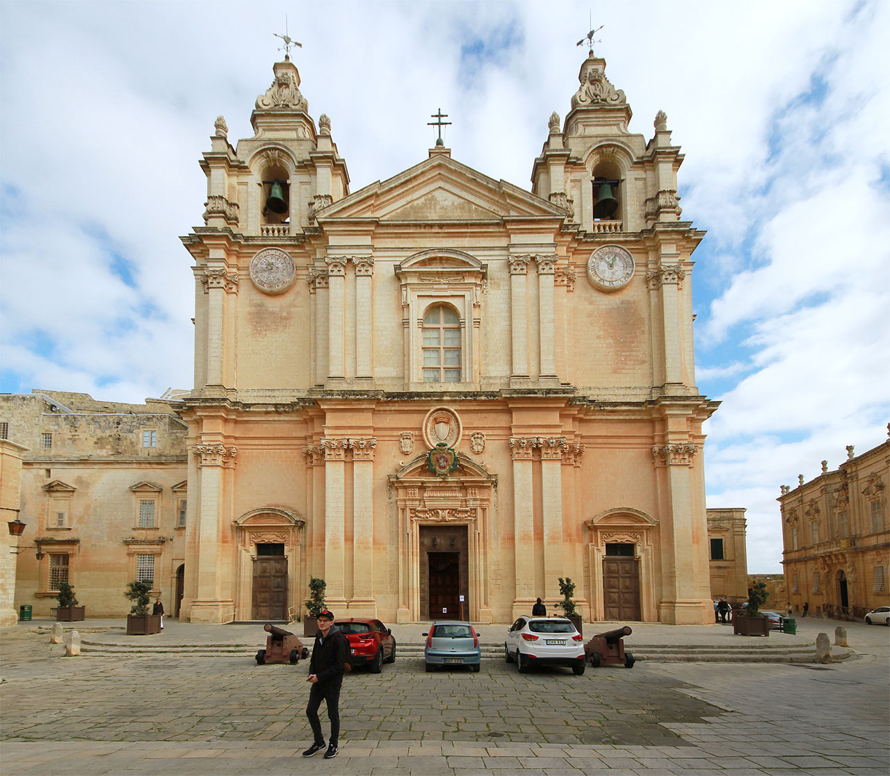 Katedrála svatého Pavla v Mdině a oblíbená dvojice chronometrů na věžích maltských kostelů.