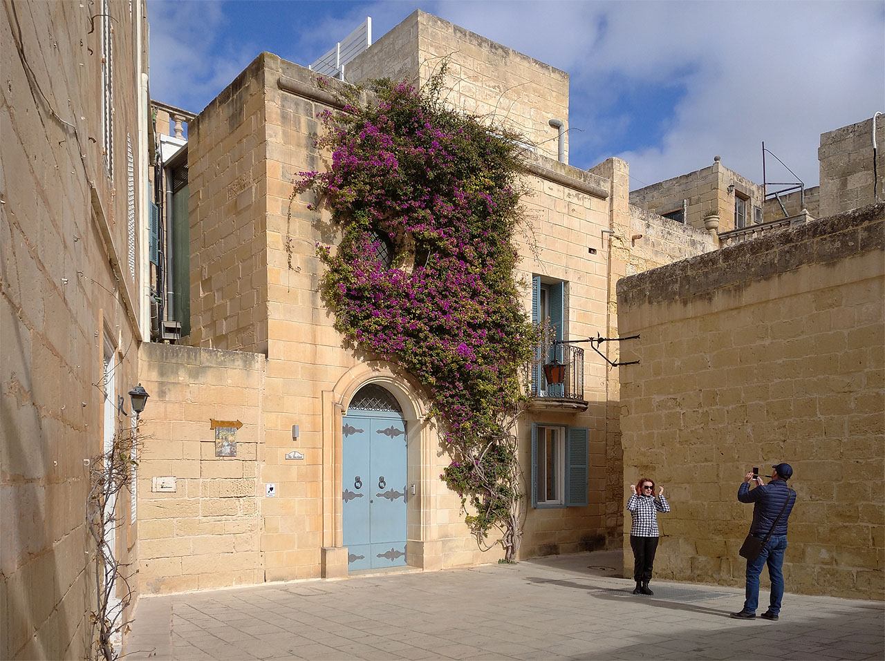 Uličky Mdiny skrývají zákoutí jako dělaná pro turistické fotky „já a Mdina“.