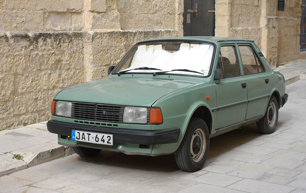 Malta je mimo jiné útočištěm mnoha starších vozů sznačky Škoda s datem výroby od 70. let 20. století dodnes. Setkávat se s nimi budeme v nejrůznějších variantách.