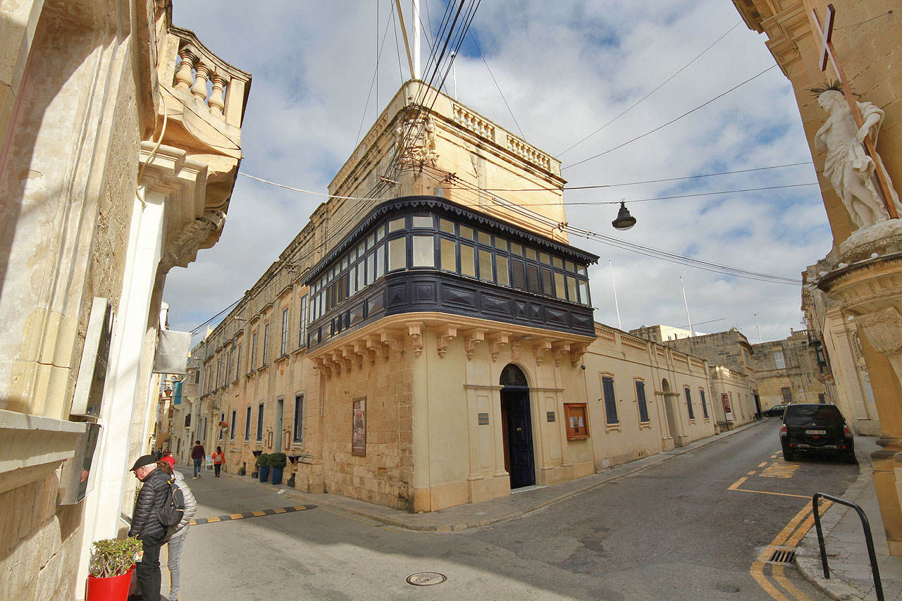 Rabatské ulice jsou přece jenom světštější a modernější. Samozřejmě nesmí chybět všudypřítomné dřevěné lodžie a sochy všeho druhu.