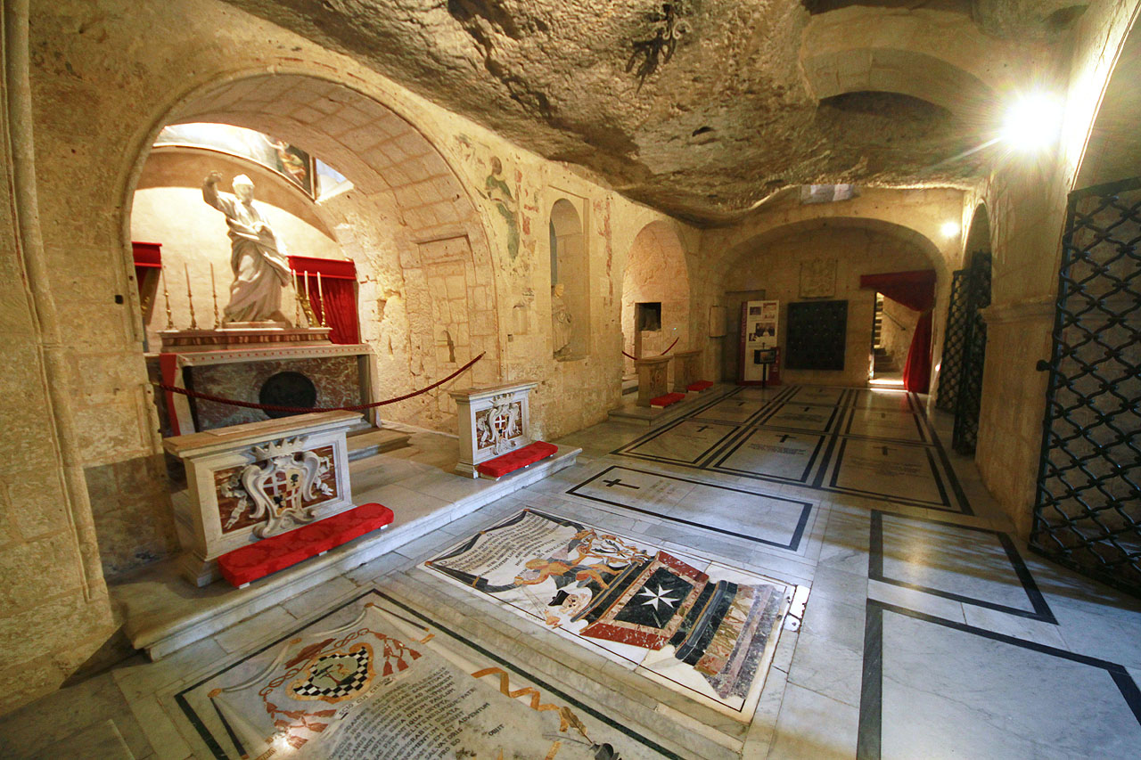 Prakticky neodolatelnou součástí naší prohlídky se stala návštěva rabatských katakomb, které sloužily od starověku až po 2. světovou válku jako útočiště místních obyvatel. Někteří jsou tu ukrytí dodnes, pod nádhernými inkrustovanými náhrobky.