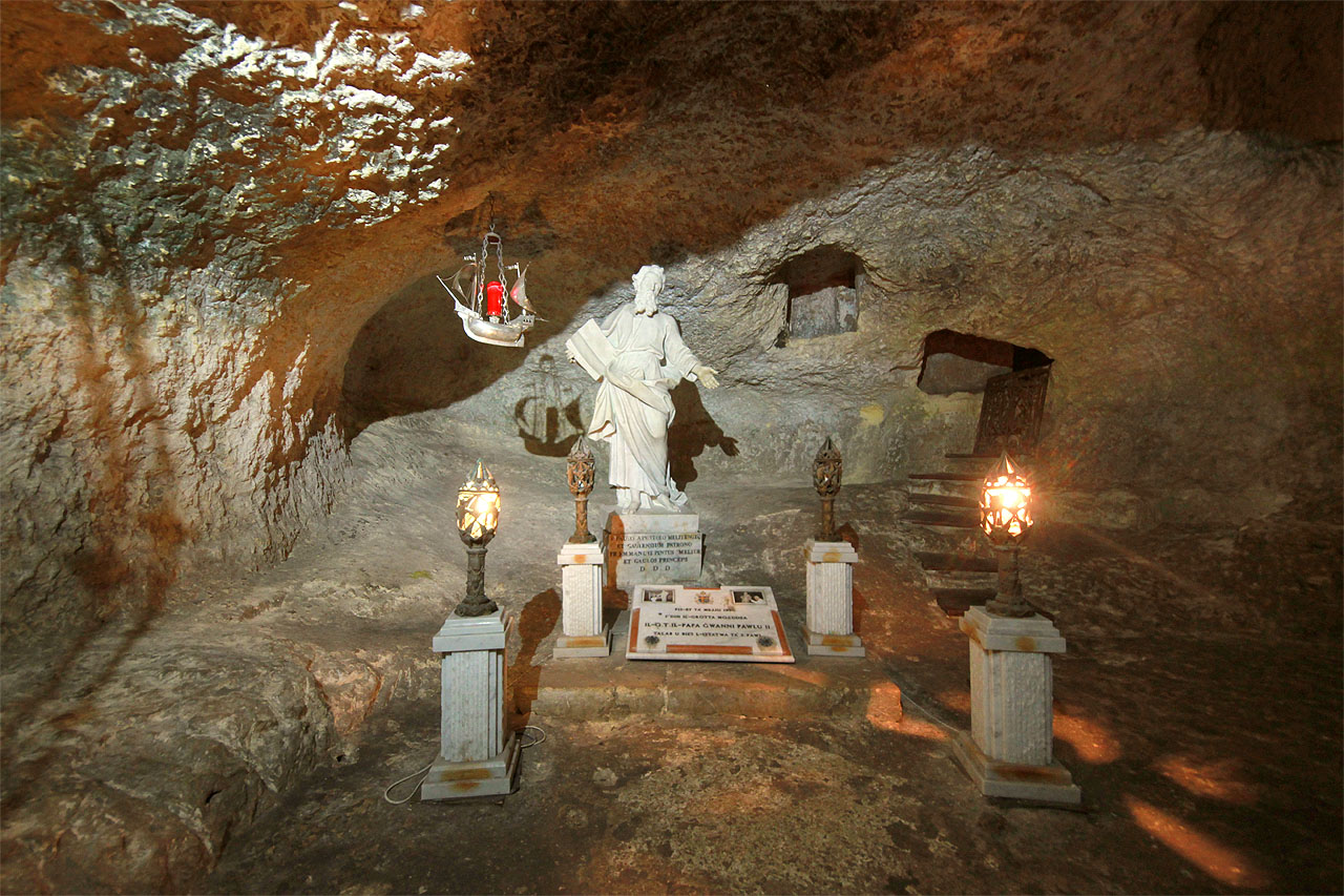 Katakomby začínají jeskyní svatého Pavla, ve které je socha svatého Pavla a pod sochou pamětní deska již taky svatého Jana Pavla II.