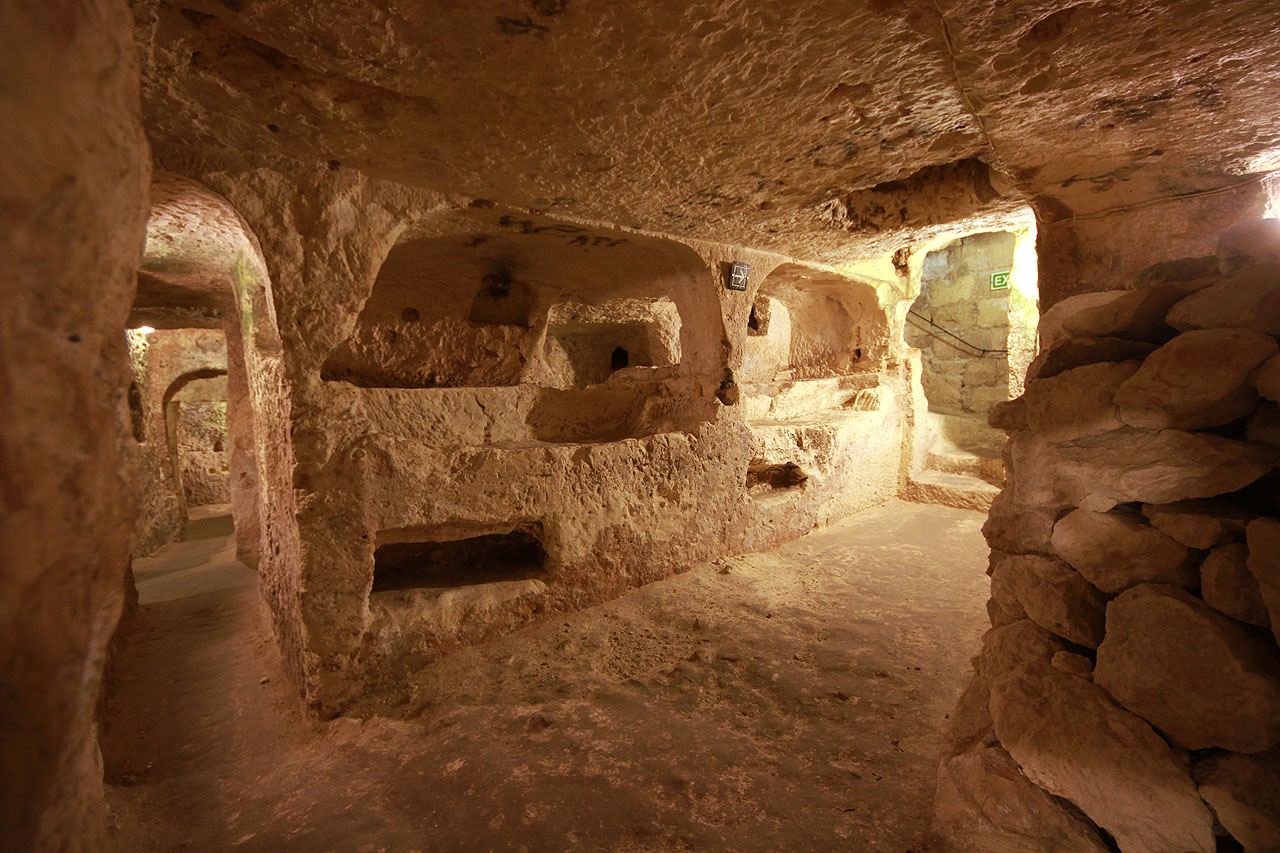 Katakomby jsou pořádně staré. Pochází již ze starověku (snad od Féničanů) a pohřbívali se tu příslušníci nejrůznějších národů a věr.