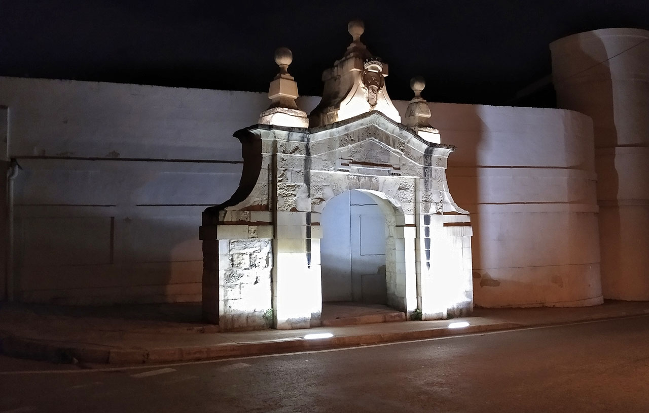 Z letiště jsme se asi do půli cesty svezli autobusem, ale posledních pár km k našemu hotelu v Gżiře jsme se rozhodli dojít pěšky. Po cestě nás překvapila tahle historická brána, příslib následujících dní.