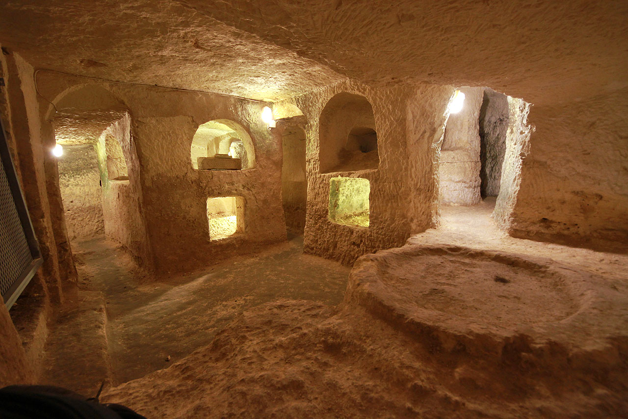 Většina prostor sloužila, či slouží pro uzložení lidských ostatků, najít se tu ale dají třeba i pece nebo jídelní stoly. Samozřejmě vše z kamene a staré tisíce let.