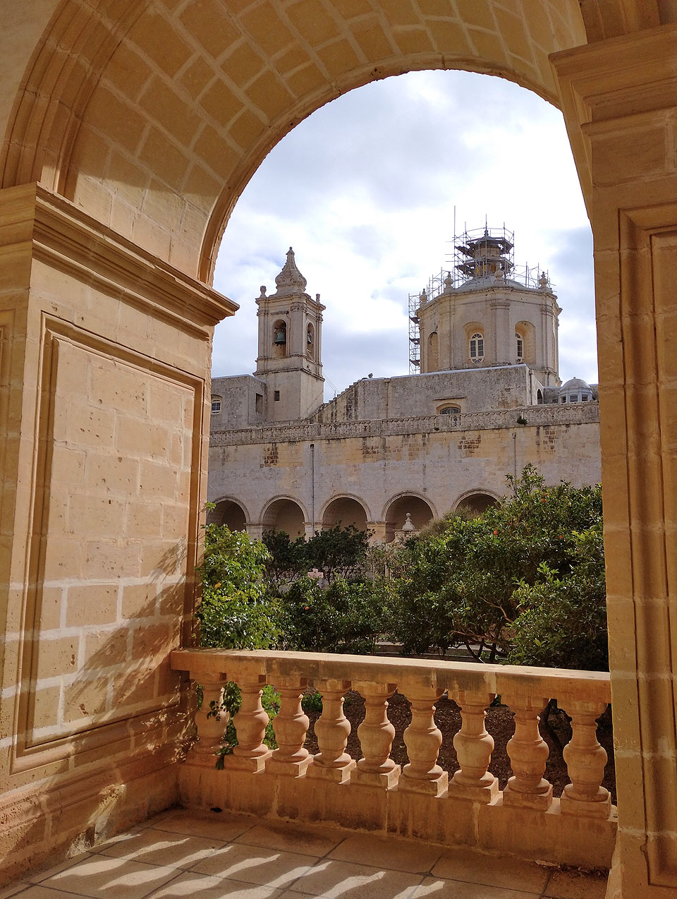 Jen o pár stovek metrů dál jsme vcelku náhodou pronikli do konventu kláštera svatého Dominika (někdo zapomněl zamknout). Kevin jásal, protože v rajské zahradě rozpoznal lokalitu ze seriálu Hra o trůny.