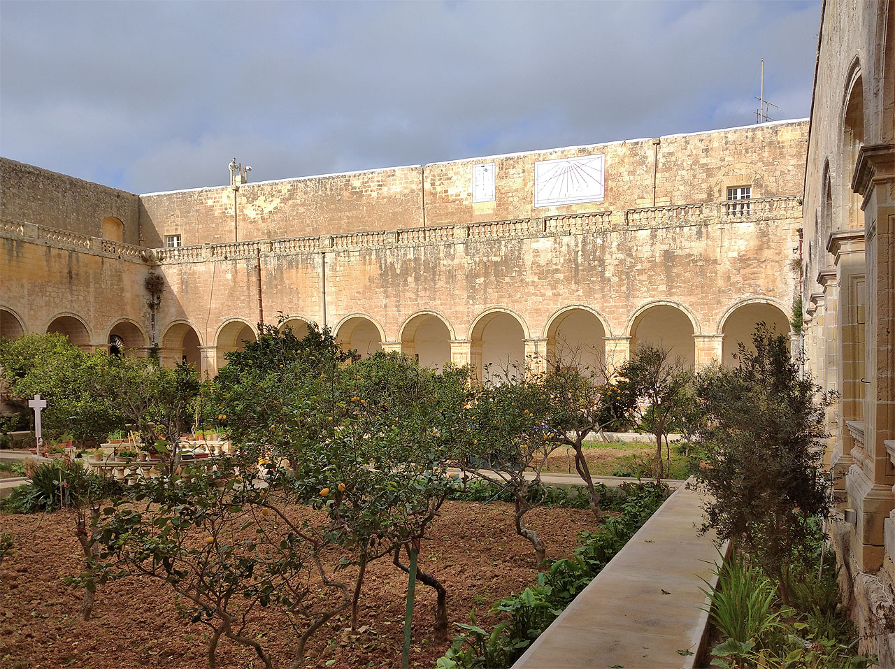 Zde se Ned s Cersei přou v 7. dílu 1. epizody o rodičovství svých dětí.