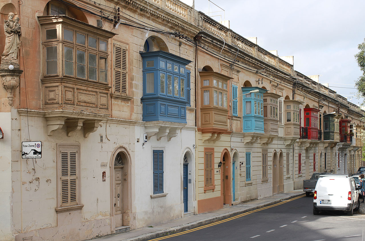 Nejtypičtější součástí Rabatských domů jsou dřevěné lodžie, hrající všemi barvami. Inspirace pro obyvatele sovětských paneláků se zdá být zřejmá.