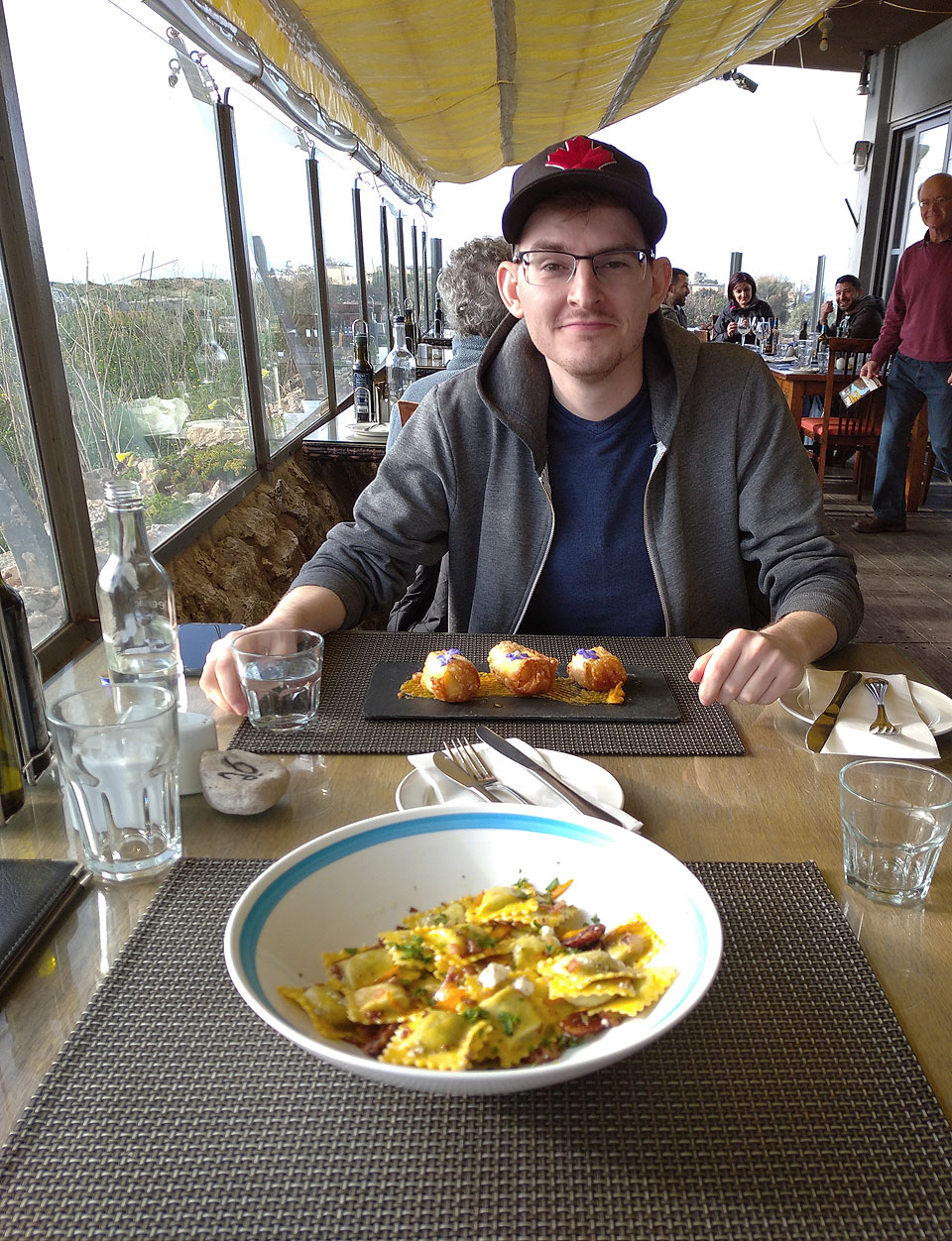 Na oběd jsme zašli do restaurace na útesech The Cliffs. Oba jsme si dali místní jídla z květů a plodů brutnáku lékařského, který roste na Maltě divoce a je místními hojně používaný jako léčivá rostlina i surovina k ochucení jídel.