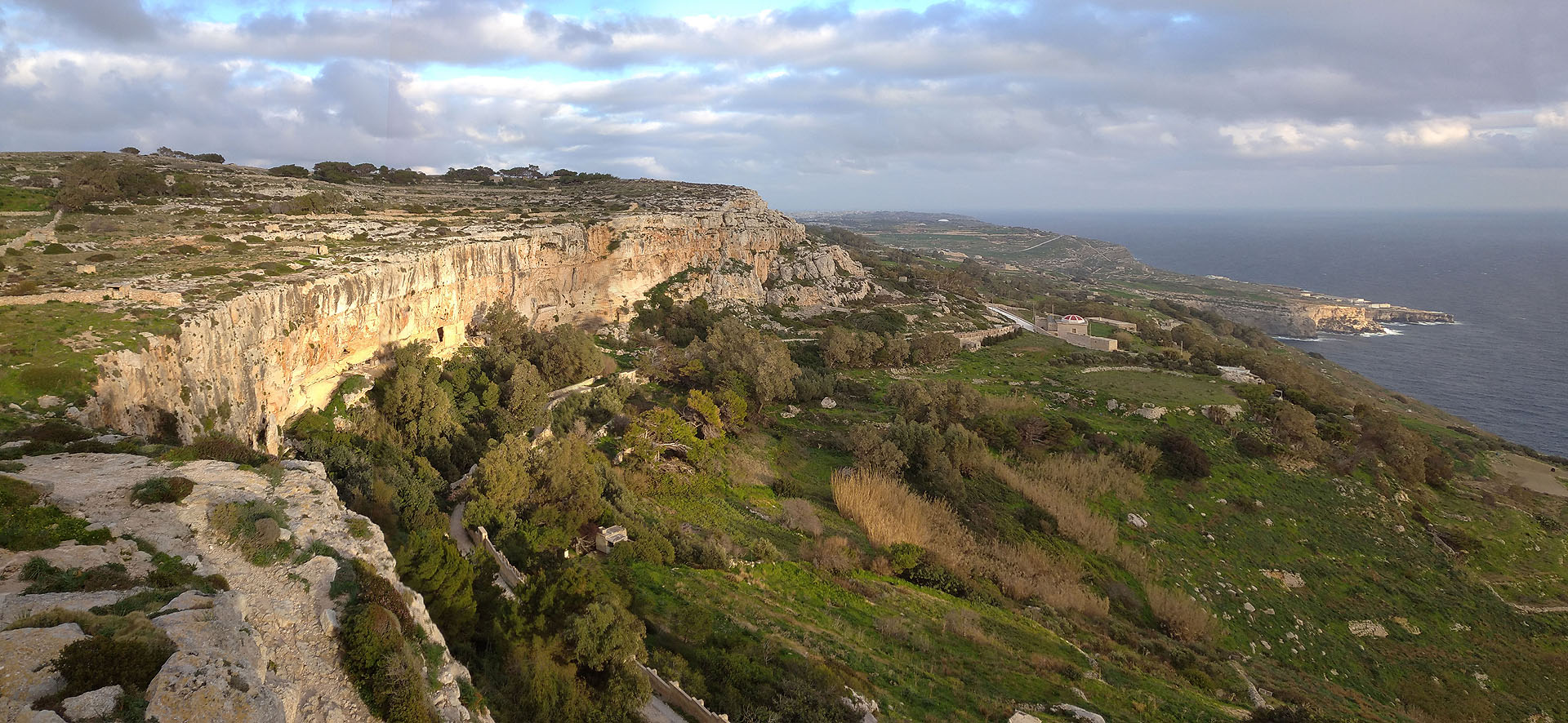 Pohled na útesy Dingli v pozdním lednovém odpoledni. Vyrážíme na pár kilometrů pěší procházky po skalách.